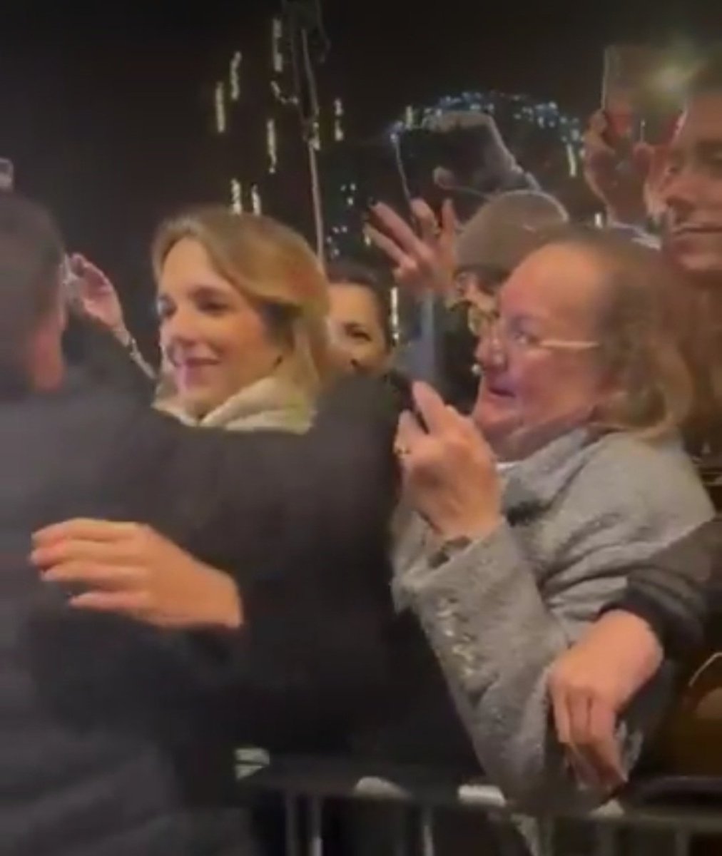 EgoLibertas's tweet photo. Algo de lo que pocos han hablado.
De las importantes personalidades que esperaron, vieron y abrazaron a María Corina Machado, en la calle. No dentro, no amparados por el protocolo.
La esperaron al frío, detrás de las barreras de seguridad. Sin arrogancia ni exigencia.
Solo AMOR. https://t.co/zBJnGOGbBA