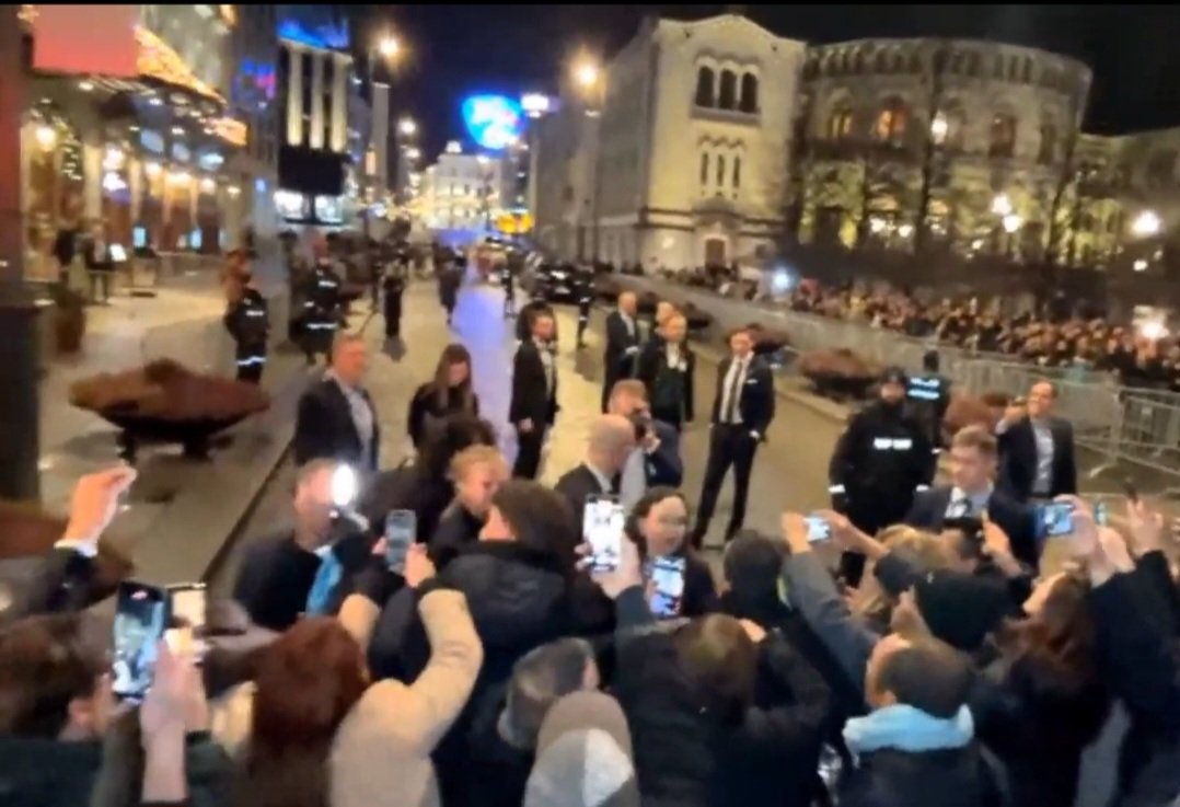 EgoLibertas's tweet photo. Algo de lo que pocos han hablado.
De las importantes personalidades que esperaron, vieron y abrazaron a María Corina Machado, en la calle. No dentro, no amparados por el protocolo.
La esperaron al frío, detrás de las barreras de seguridad. Sin arrogancia ni exigencia.
Solo AMOR. https://t.co/zBJnGOGbBA