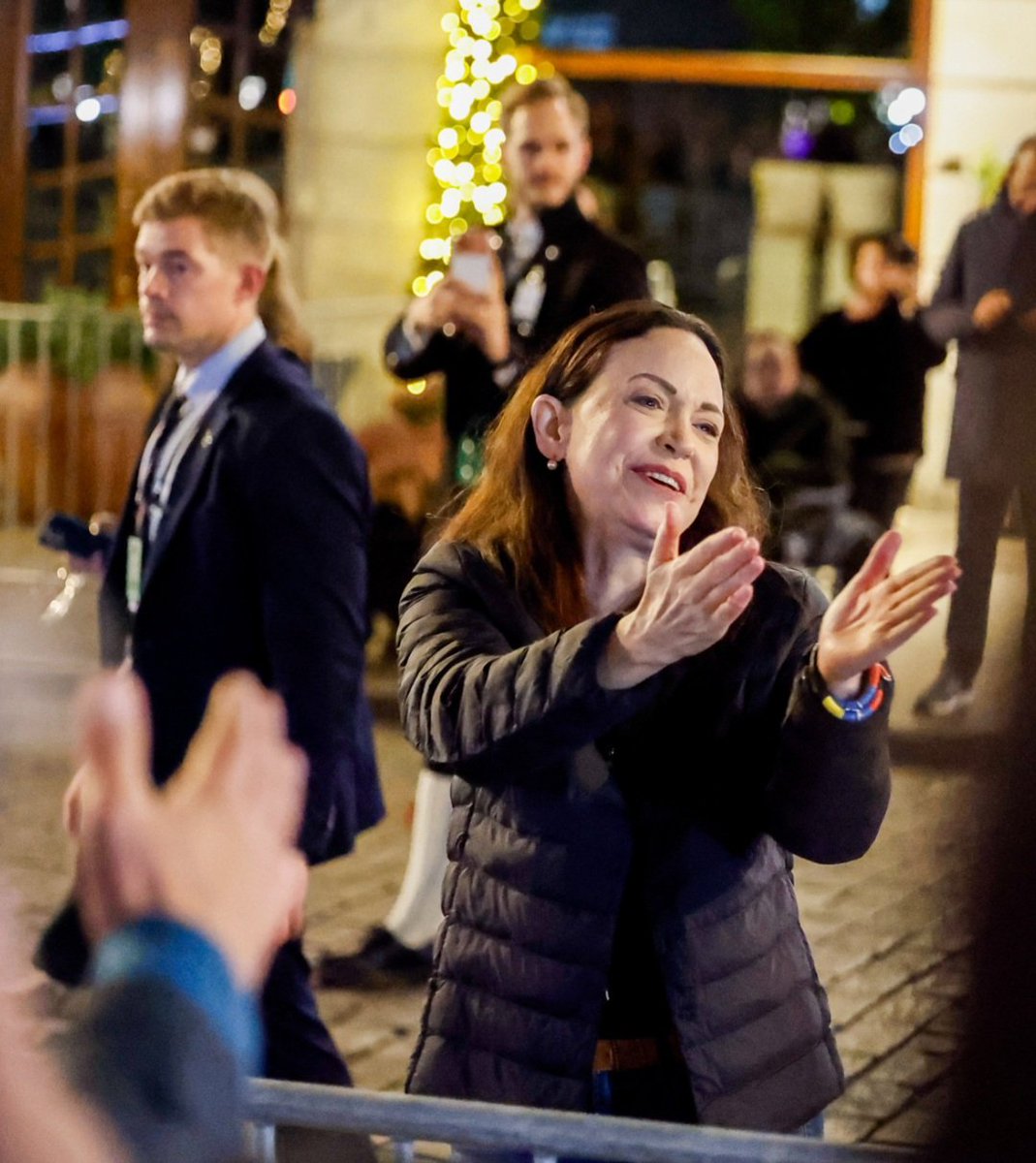 EgoLibertas's tweet photo. Algo de lo que pocos han hablado.
De las importantes personalidades que esperaron, vieron y abrazaron a María Corina Machado, en la calle. No dentro, no amparados por el protocolo.
La esperaron al frío, detrás de las barreras de seguridad. Sin arrogancia ni exigencia.
Solo AMOR. https://t.co/zBJnGOGbBA