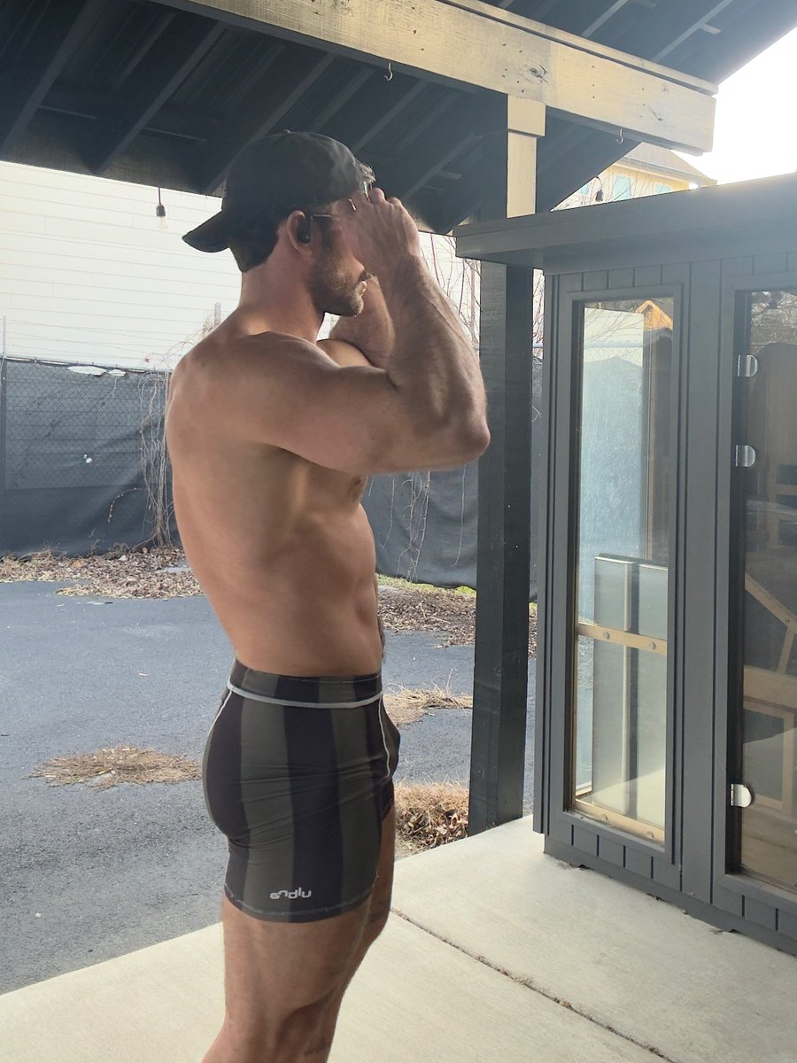 michaeleyerger's tweet image. jog + sauna 🔁