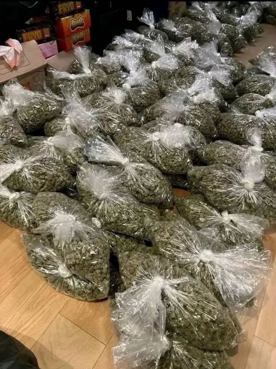 elmer_budd420's tweet image. How long can all this bags last you if I gave you for free 

Comment share an like If you need a bag

 let’s gooo 🎉🎉