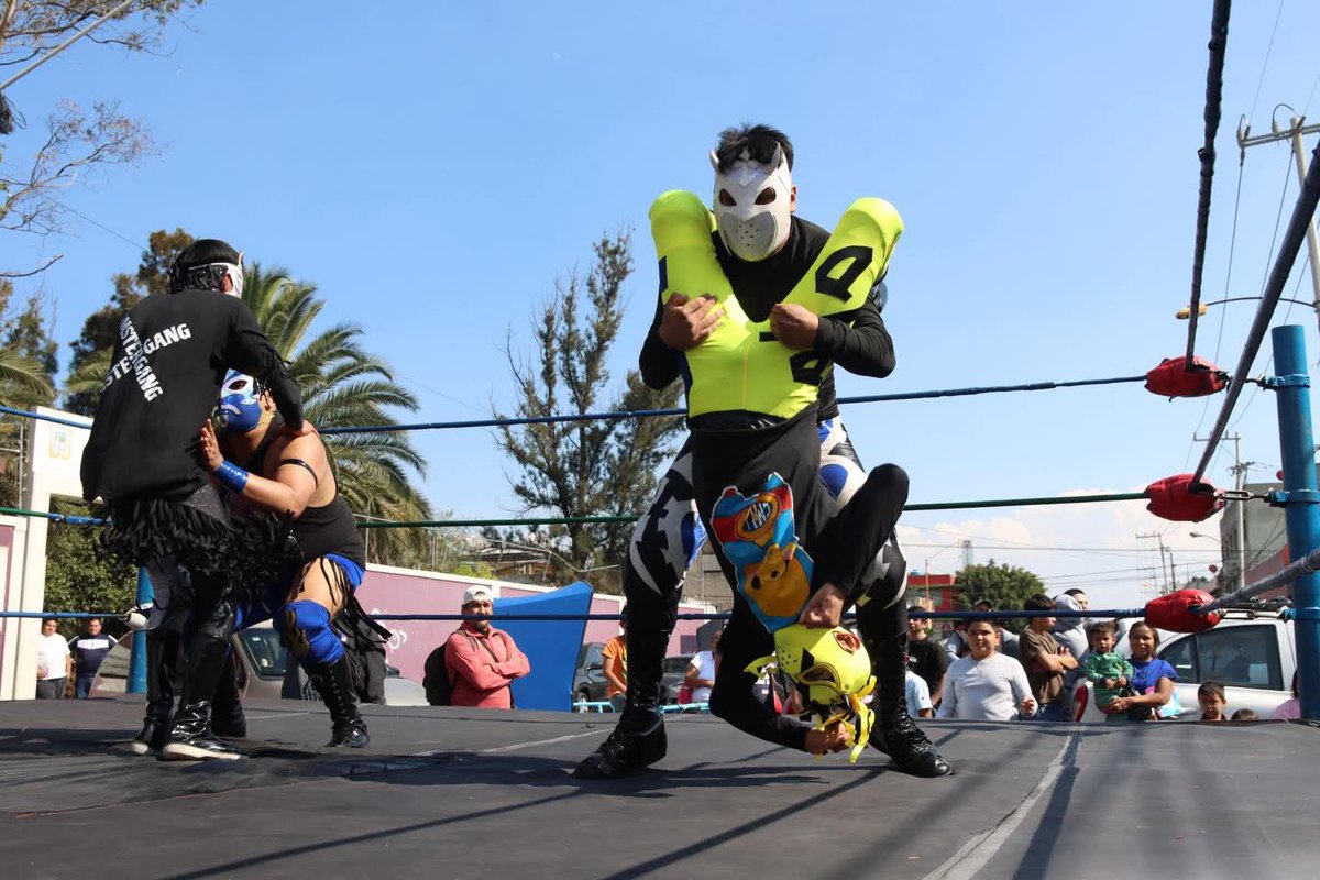 LaTijeraLucha's tweet image. Arranca el festejo del #MercadoGustavoBazPrada en la colonia Impulsora, donde la espectacularidad y versatilidad de #CaballeroDeFuego y #PequeñoDiagonal se impone a la fuerza y rudeza de #ReyChispita y #AngelInfrrnal bajo la promoción de PromocionesCocolores…
latijeraluchalibre