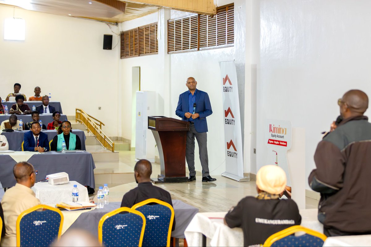 RwEquityBank's tweet photo. Umuyobozi Mukuru wa Equity Bank Rwanda, Namara Hannington, yashimye abitabiriye uyu munsi w’amateka, yizeza ko izakomeza kuba umufatanyabikorwa ukomeye mu iterambere ry’abaturage bo muri Huye no mu gihugu cyose. Banki yiyemeje gukomeza gutanga serivisi z’imari zirimo kwizigama, inguzanyo, ishoramari n’ikoranabuhanga, ikanashyigikira ibikorwa by’akarere birimo uburezi n’imishinga y’iterambere. 

Yaboneyeho no gushimira Opportunity International Agriculture Finance ku bufatanye bwubaka ubukungu bw’abaturage, hanyuma yifuriza abitabiriye bose Noheli Nziza n’Umwaka Mushya Muhire wa 2026. 

#Ikimina #EquityBankRwanda #Kuzigama #Inguzanyo #NdiUmunyamuryango