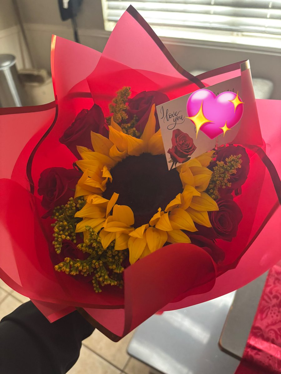capturingvenus's tweet image. Not my man sending flowers to surprise me 🥰🥰 and my favorite one being in the center