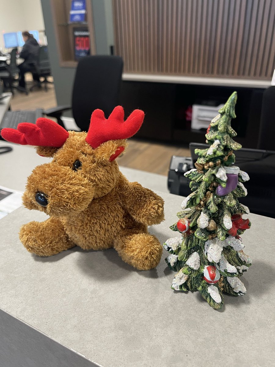 ABEDoorsWindows's tweet photo. The office has transitioned to the holiday spirit! The wreathe on a door is a crucial part of the holiday season 🎄 #HappyHolidays #QualityandValue https://t.co/78TmcT47el