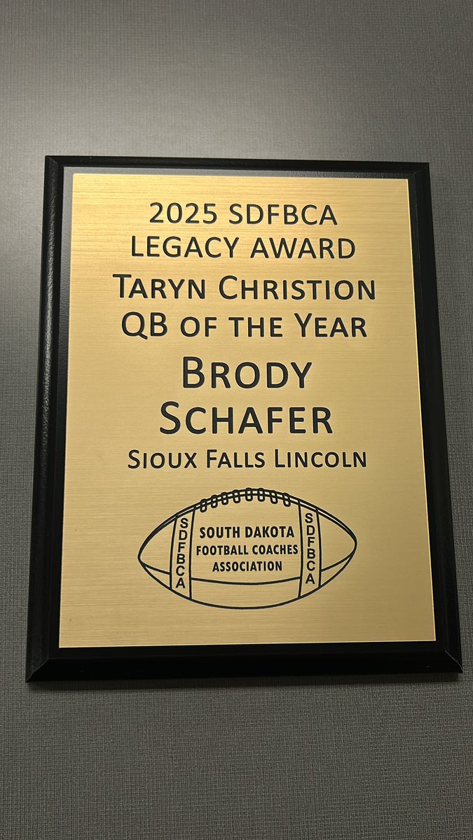 Congratulations to Brody Schafer of Sioux Falls Lincoln, the 2025 SDFBCA Taryn Christion Quarterback of the Year! #SoDak