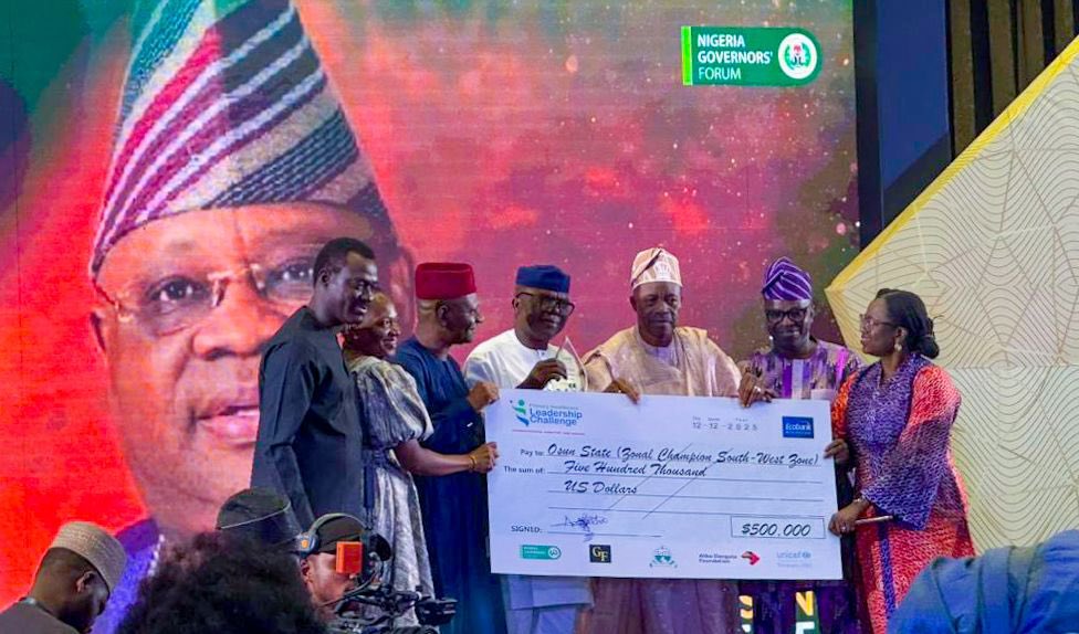 MrBanksOmishore's tweet image. Osun State under Governor @AAdeleke_01 today December 12, 2025 just received an award in Abuja and $500,000 from the Bill and Melinda Gates Foundation as the best-performing South West state in Primary Health Care.

And yet, some people want to drag us back to those days of…