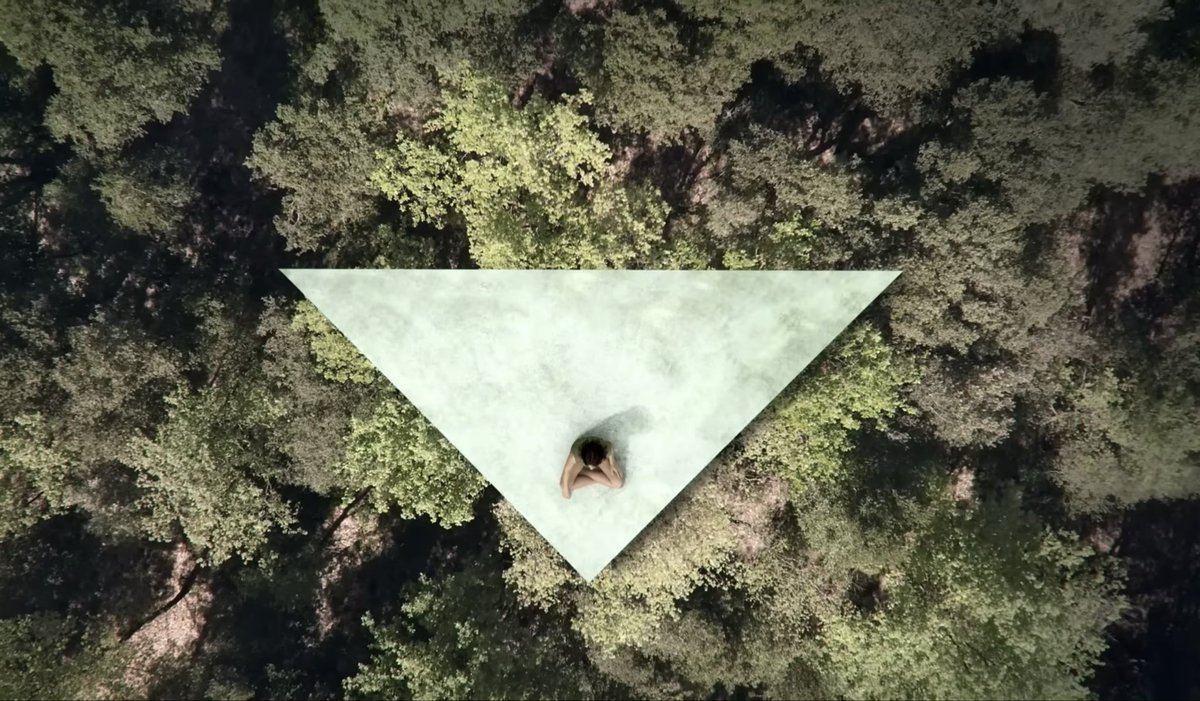 bigsofty_mp3's tweet photo. The way she’s sat on a triangle in the middle of a jungle https://t.co/B4APYaV2Gx