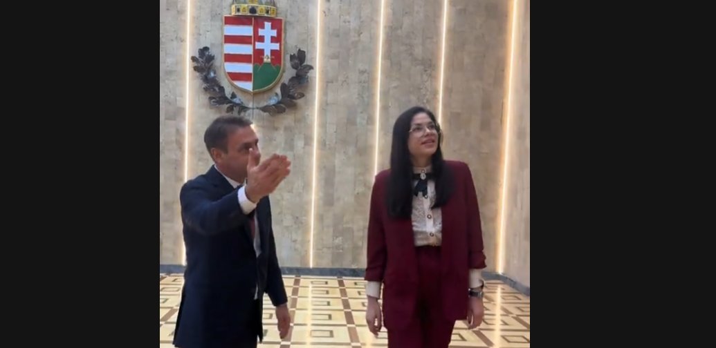 Kurucinfo2's tweet photo. Győzike lányát is felzárkóztatta a NER: honvédségi géppel repült Moszkvába, mert ő már sajtóreferens.
Igaz, beszélni még nem tud.
#Kuruc #Magyarország #Oroszország #Moszkva #Fidesz #NER #Győzike #Evelin #Szijjártó
🌐 https://t.co/Rj8cVVd9Wm https://t.co/8maTFDO9J1