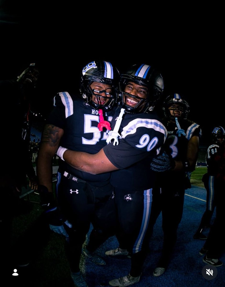NateMitch0109's tweet photo. State Champs ✅️ 
@chrishilliard54 @HoughFB
#HoughWayOrNoWay https://t.co/AUeH4nvq3q
