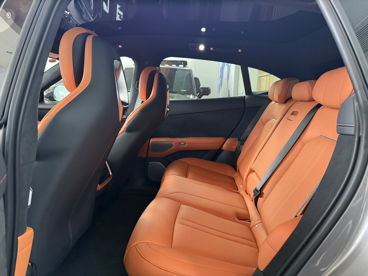 MinkailAutosLtd's tweet photo. The 2025 released Xiaomi YU7 Max 
A carefully made masterpiece both on the inside and the outside.
•Range: Up to 760 km (472 miles).
•Battery: 101.7 kWh (CATL NMC).
•Charging: 10-80% in about 12 mins. https://t.co/3fh31r03B2