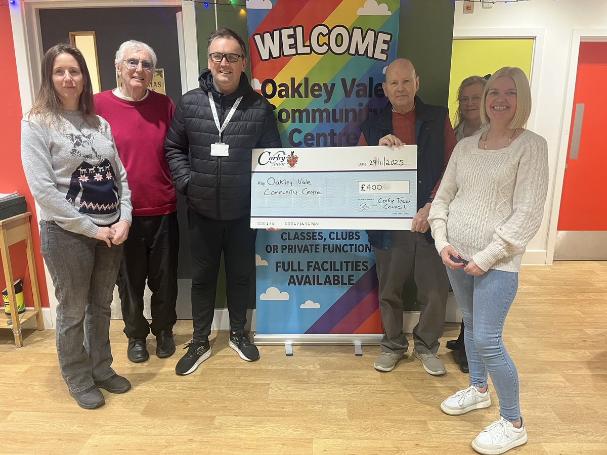 🎄 Great to attend the Oakley Vale Annual Christmas Fayre with the Mayor, Cllr Callum Reilly, and present a Community Grant cheque from Corby Town Council.

#OakleyVale #Corby #Community #ChristmasFayre #SupportLocal 🎄