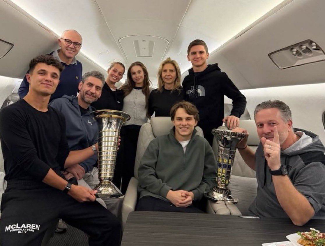 oscarsslando's tweet image. back on the plane they go 😭