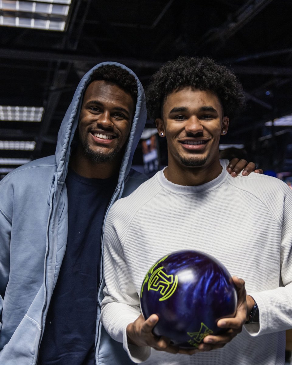 NDFootball's tweet image. Was a great day for some bowling ☘️

A chance to compete ✅
Opportunity to give back to South Bend ✅

Thank you Irish nation for joining our players, coaches and staff in donating to support our community 💚

#GoIrish☘️