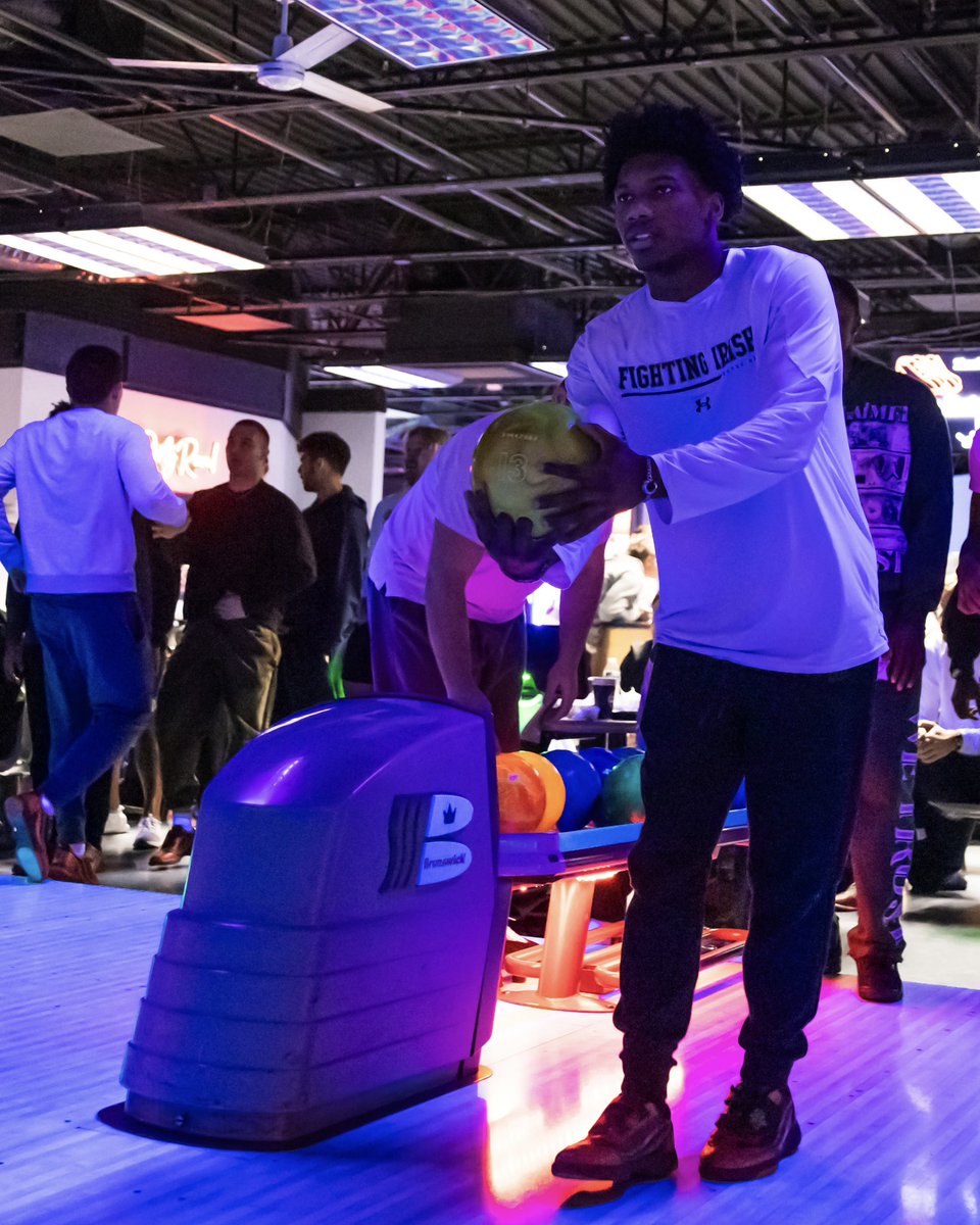 NDFootball's tweet image. Was a great day for some bowling ☘️

A chance to compete ✅
Opportunity to give back to South Bend ✅

Thank you Irish nation for joining our players, coaches and staff in donating to support our community 💚

#GoIrish☘️