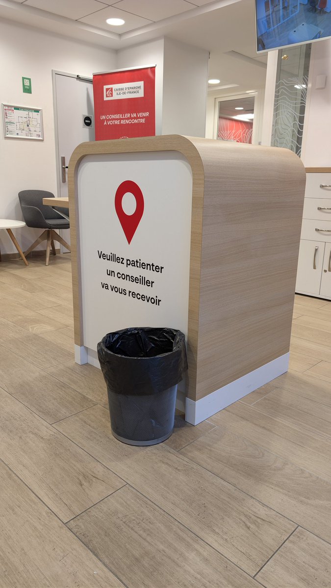 Sizzyff's tweet photo. La caisse d'épargne : l'image de la banque d'hier. 😂 https://t.co/X4VevBAluO