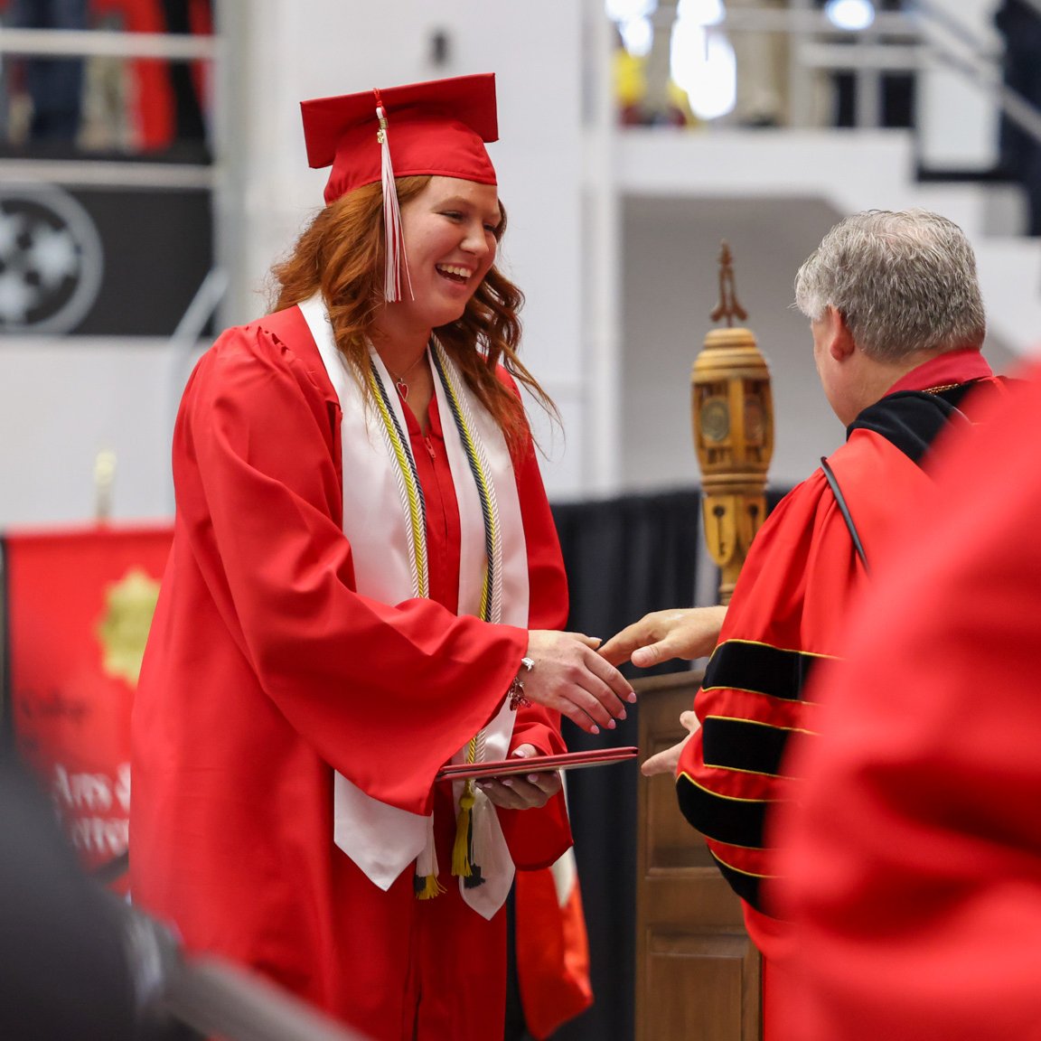 GovsSB's tweet image. 𝓓𝓮𝓰𝓻𝓮𝓮 𝓘𝓷 𝓗𝓪𝓷𝓭! 🎩🥎

Congrats to Sammie and Ashlyn on earning their degrees today!

#Team41 | #LetsGoPeay