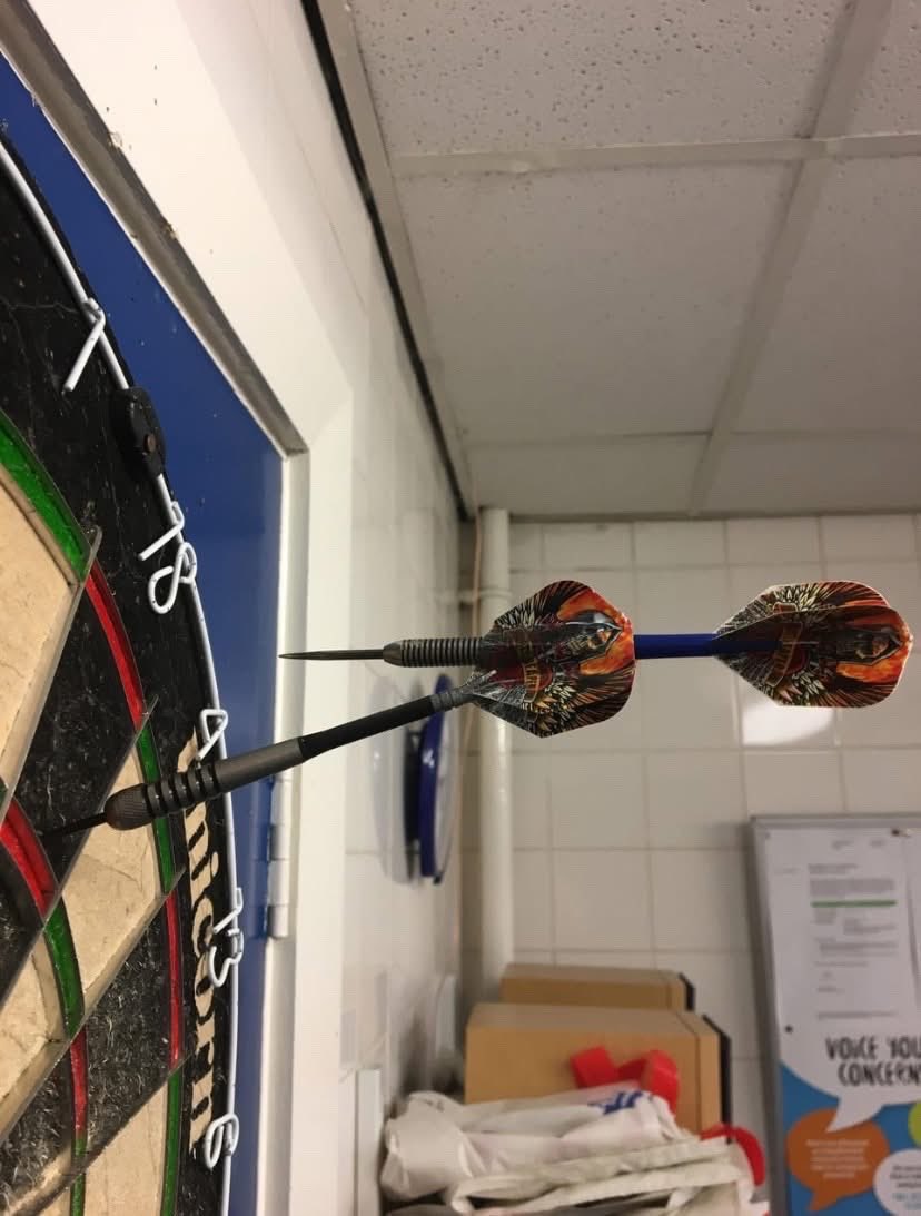 tesspacexoxo's tweet photo. Es extremadamente raro, pero a veces un dardo golpea a otro que ya está clavado en el tablero. A este fenómeno se le conoce como un disparo de Robin Hood. https://t.co/n6Uu0ScYwn