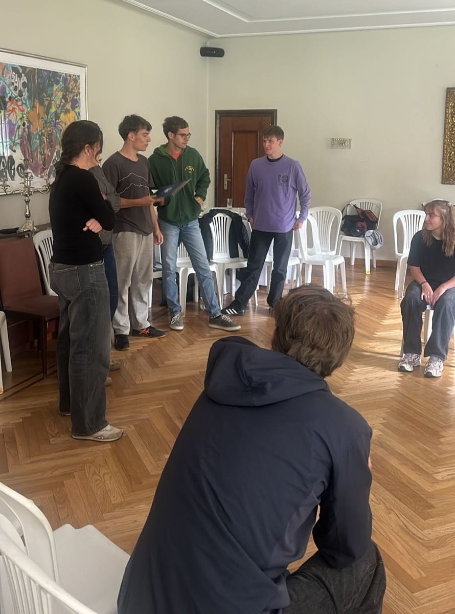 AlemaniaBOL's tweet photo. Hoy recibí a 80 voluntarias y voluntarios alemanes 🇩🇪, de los programas #weltwärts, @kulturweit e #Icja, que trabajan en Bolivia 🇧🇴 . Me contaron sobre su labor en proyectos en todo el país.
¡Sigan viviendo increíbles experiencias en este destino tan demandado! https://t.co/DenQJmzEo1