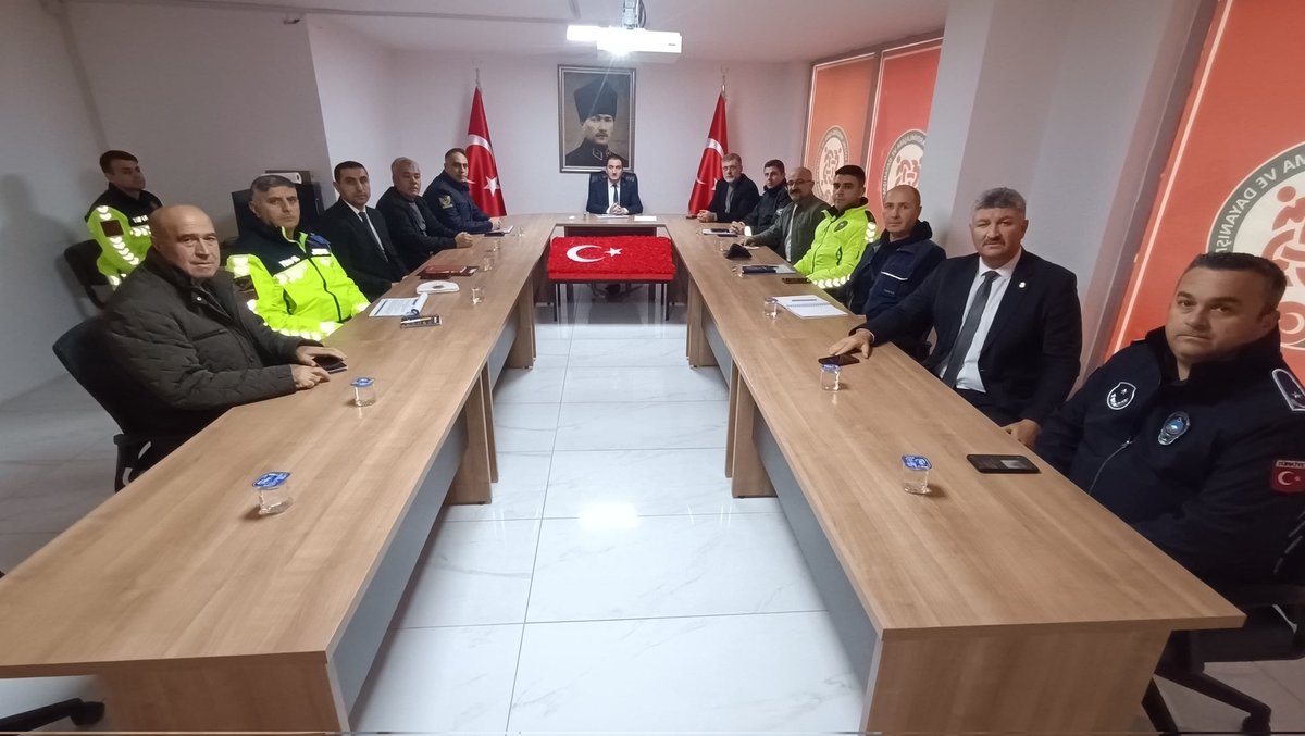 Kaymakamımız Adem TAŞPINAR başkanlığında, 
Belediye Başkanımız İsmail CANKUL ve ilgili kurum amirlerinin katılımıyla 
2025-2026 kış dönemi
'Kış Tedbirleri Değerlendirme Toplantısı' gerçekleştirildi.