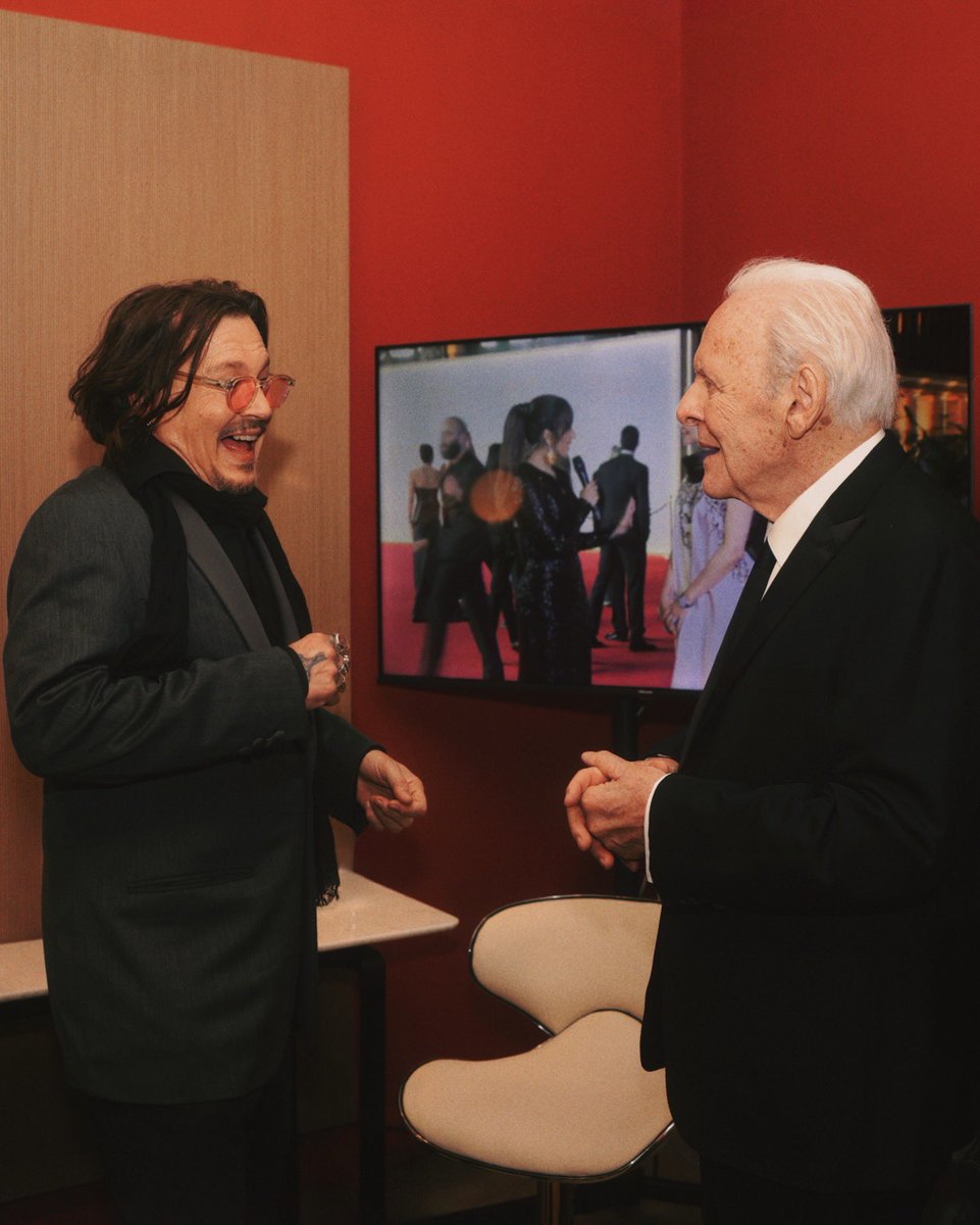ReemDepp's tweet photo. More moments of the legends Johnny Depp and Anthony Hopkins 🫶🏻♥️🥰 in Jeddah, Saudi Arabia, on December 11, 2025.
(Photos by @ ranifawazofficial) https://t.co/9DXWx5c3Wq