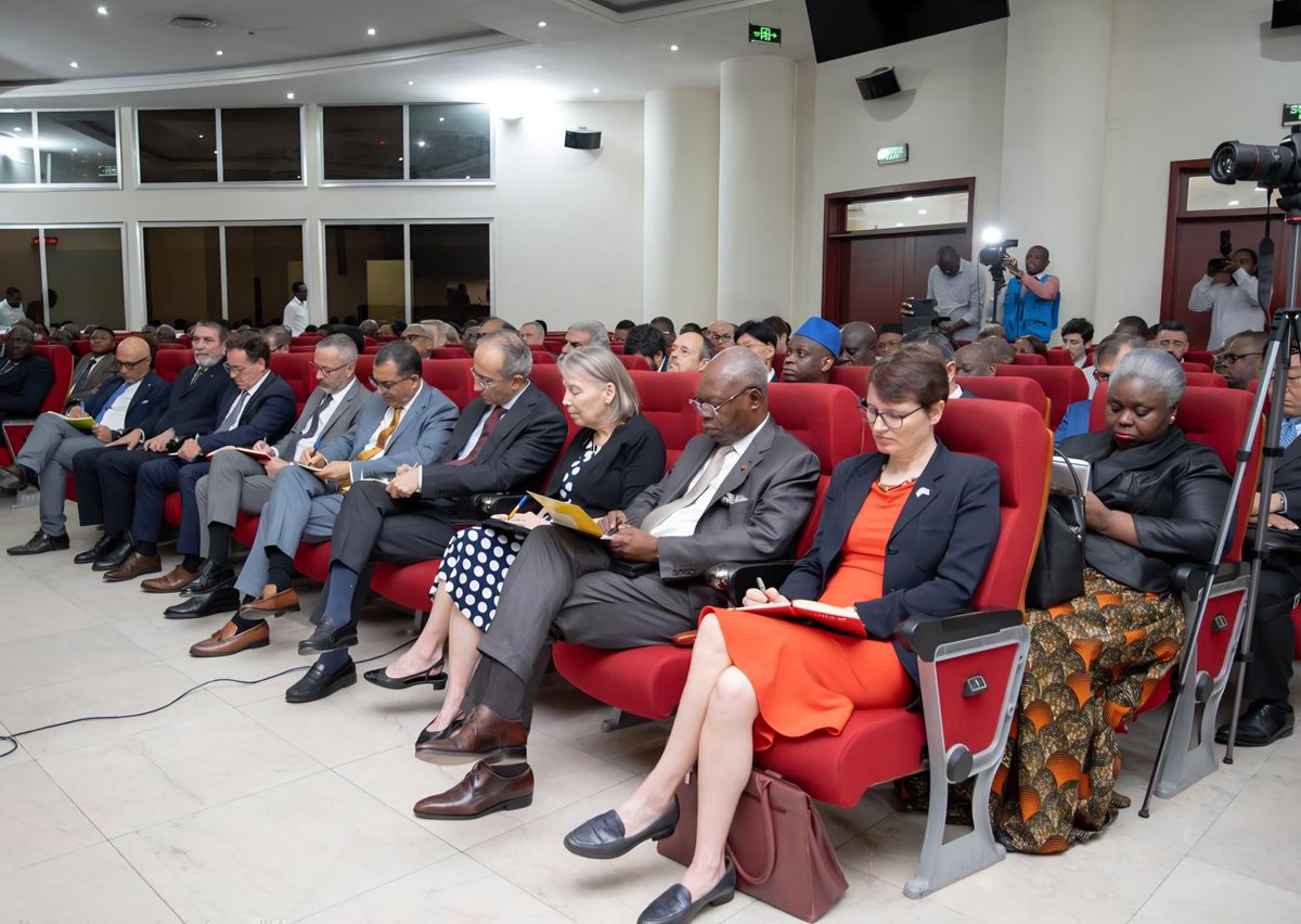 12/12/2025| En ce 12 décembre 2025, j’ai réaffirmé devant le Corps diplomatique que la République Démocratique du Congo ne capitulera jamais. Notre souveraineté n’est pas négociable et ne le sera jamais sous la menace des armes.
Au nom du Gouvernement et de la Ministre d’État,