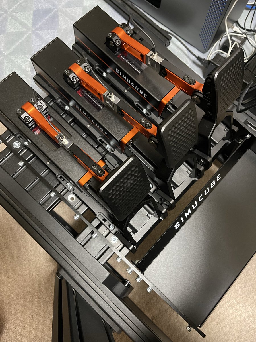 guts_game_7's tweet photo. #simucube
諸々解禁😅
FFB、きめ細かいね。
F1 25で試したのですが、ここでスピード上げたら危ないかなというのがイイ具合に掴みやすいかも。
70mmアダプタ取付する為にホイールベースのQR部を外そうとしたのですがネジ固くない?
ネジ穴舐めるの怖くてSC3用QRを使ってしまった😫 https://t.co/iSTfBEQyJp