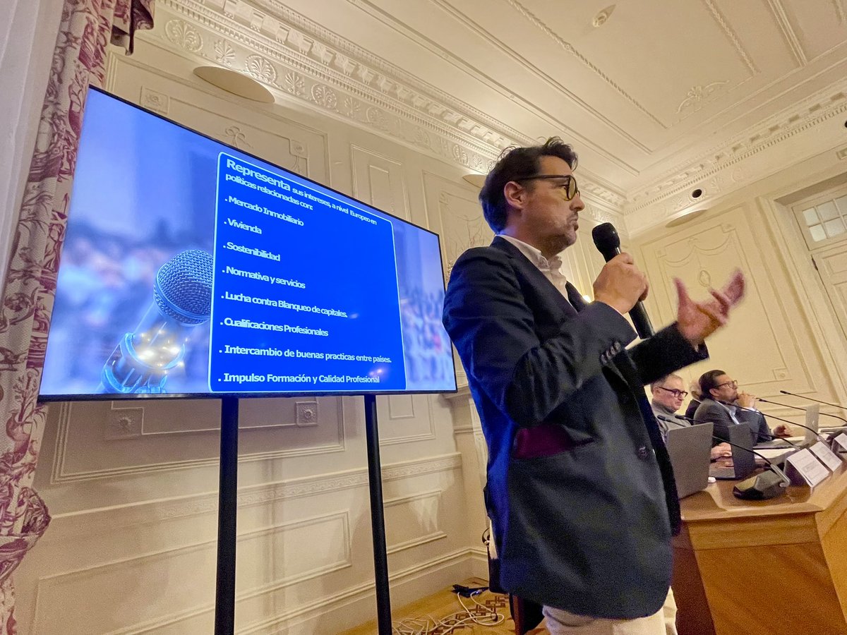 <a href="/PresdteCGCAFE/">Presidencia CGCAFE</a> <a href="/CAFMadrid/">CAFMadrid</a> <a href="/CAFbcn_lleida/">Col·legi d'Adm. de Finques de Barcelona-Lleida</a> <a href="/coaftarragona/">Coaft</a> <a href="/CAFBizkaia/">CAF Bizkaia</a> <a href="/evendrells/">Enrique Vendrell</a> 🔵 Antonio Jaume <a href="/tjaume75/">Toni Jaume</a> detalla el trabajo de #CEPI, organismo europeo del que ha sido elegido secretario general 

✅Plan Europeo de #Vivienda Asequible
✅Evolución de la implementación de la EPBD
✅Sello de calidad europeo MMCEPI
✅Lucha contra el blanqueo de capitales #AML