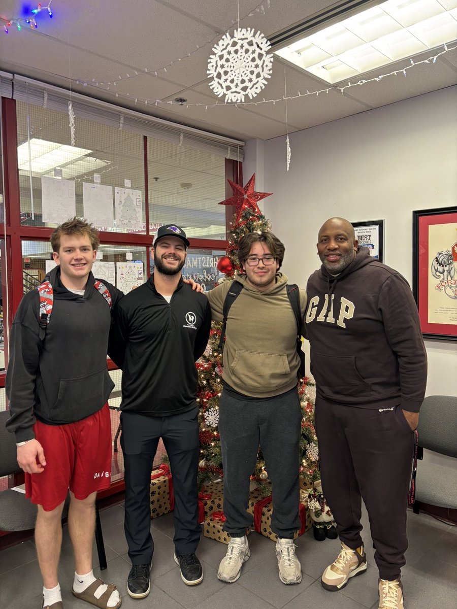 revhenderson's tweet photo. Thank you Coach Scherzer for stopping by and investing into our young men! #WeJustBuiltDifferentOnTheSouthSide @Mckendree_FB @RoyAnzaldua @Christiang_14 @FZS_Football @FZSJrBulldogs https://t.co/562q2KOvQI