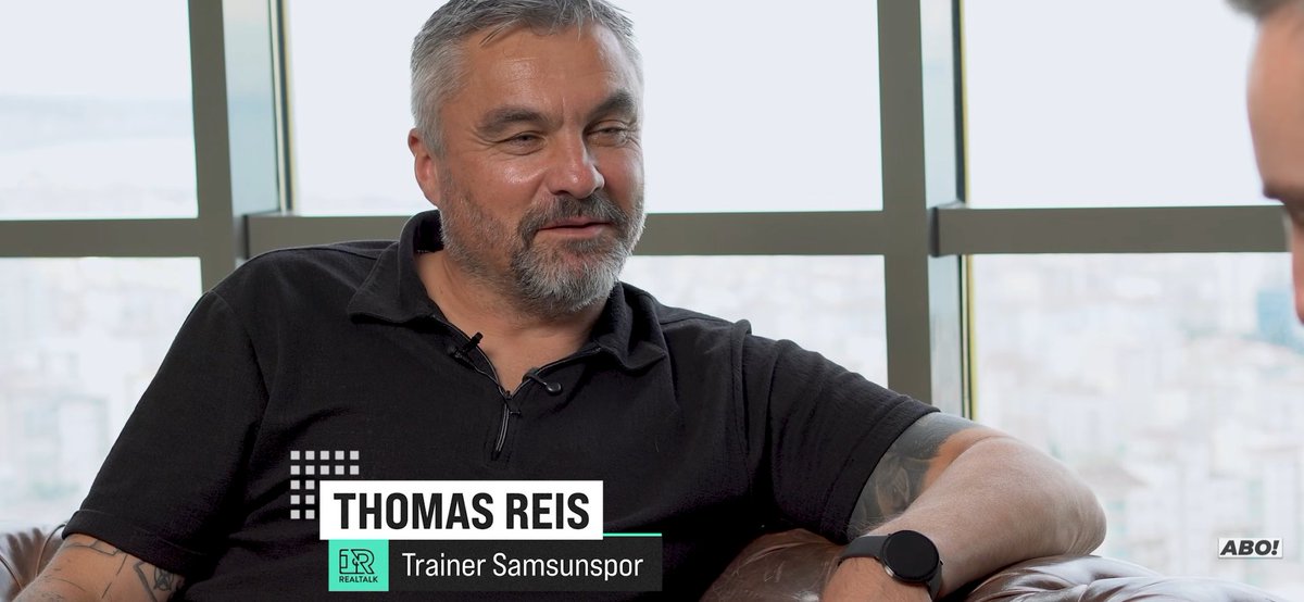 Teknik Direktörümüz Thomas Reis, kendi evinde ağırladığı Alman futbol muhabiri Manu Thiele’nin youtube kanalına önemli ve detay açıklamalarda bulunduğu bir röportaj verdi.
Röportajın satır aralarından derlediğimiz detay başlıklardan bazıları ise şöyle;

‘’Sakatlıklar ve yoğun maç