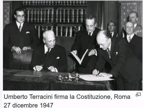 Un "povero comunista", l'immenso Umberto Terracini, firma la Costituzione che oggi è legge primaria per tutte tutti noi. 
Compresa la ministra <a href="/BerniniAM/">Anna Maria Bernini 🇮🇹</a>