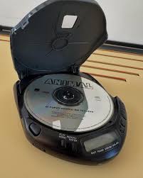 LadyCassette__'s tweet image. 💿✨ CD “quemado” en el Discman…

 Nada como caminar rezando para que no saltara el CD, o pasar horas armando tu mix perfecto en el Nero.

¿Qué canción llevabas siempre en tu Discman?

#DiscmanVibes #Nostalgia2000 #CDMix #RetroTech #MusicaRetro #2000sKids #NostalgiaMusical