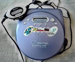 LadyCassette__'s tweet image. 💿✨ CD “quemado” en el Discman…

 Nada como caminar rezando para que no saltara el CD, o pasar horas armando tu mix perfecto en el Nero.

¿Qué canción llevabas siempre en tu Discman?

#DiscmanVibes #Nostalgia2000 #CDMix #RetroTech #MusicaRetro #2000sKids #NostalgiaMusical