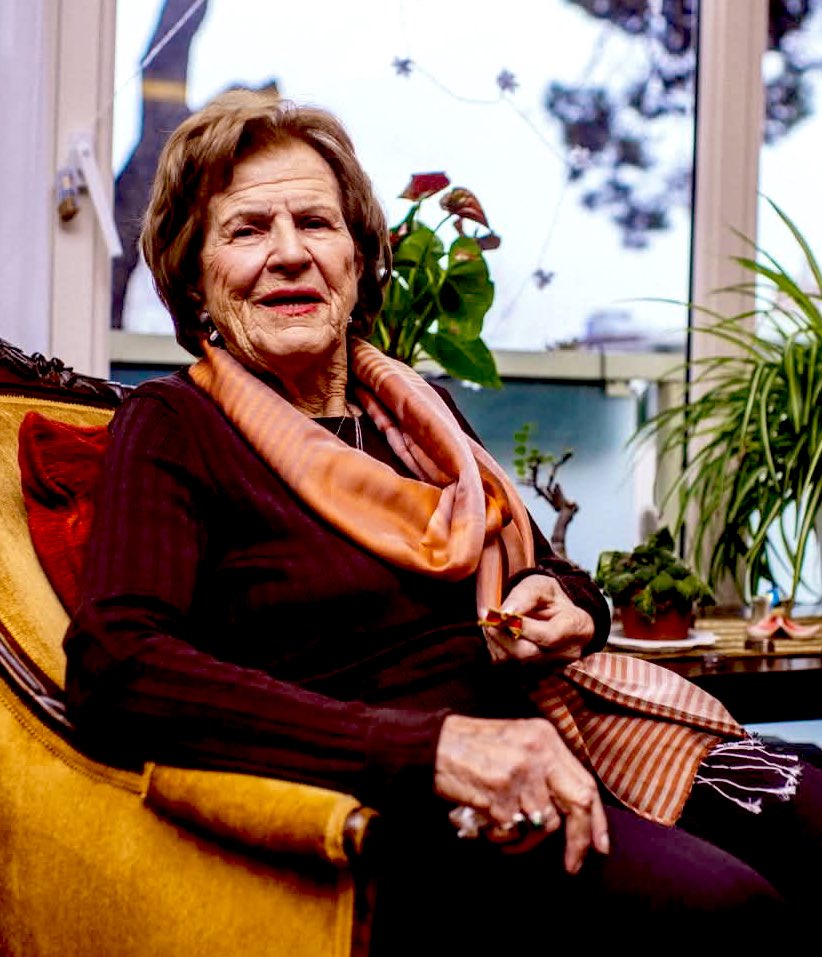 1965’te Mülkiye’ye girdim; üçüncü sınıfta derslerimize girdi. Dersleri gerçekten ilginçti ve sınıf dolardı. Hararetli bir biçimde ders anlatırdı. Koridorda yürümüyordu, sanki patenle kayıyordu. Birimize bir şey yap dediği zaman genellikle ısmarladığı işi kendi tamamlardı. Belli