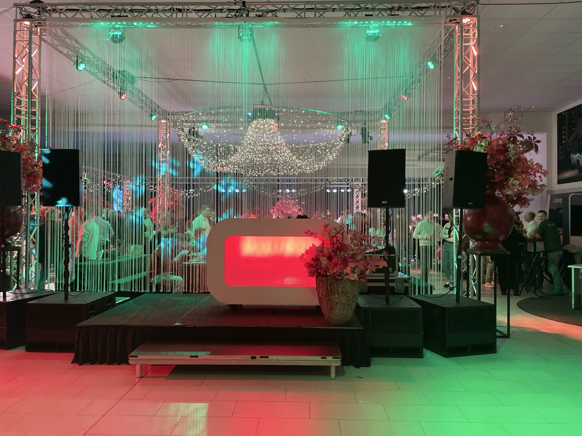 souzavlimpt's tweet photo. Mijn office voor vnv. Kijken of we de eters naar voren kunnen krijgen zo meteen. #kerstborrel #djsouza #feestgarantie https://t.co/UGLJIAsqHs
