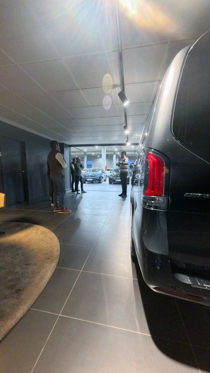 MBenzCastellon's tweet image. Hemos puesto a prueba la gama de furgonetas eléctricas de Mercedes-Benz.Demuestran que la potencia y la autonomía no están reñidas con las cero emisiones.El futuro de la logística urbana es silencioso y eléctrico.
¿Listo para el cambio?
#FurgonetasElectricas #MercedesBenz #VanPro