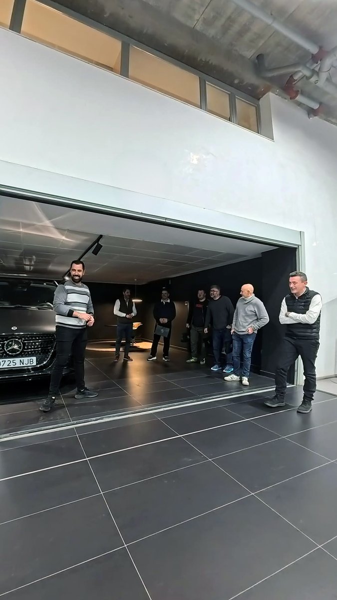 MBenzCastellon's tweet image. Hemos puesto a prueba la gama de furgonetas eléctricas de Mercedes-Benz.Demuestran que la potencia y la autonomía no están reñidas con las cero emisiones.El futuro de la logística urbana es silencioso y eléctrico.
¿Listo para el cambio?
#FurgonetasElectricas #MercedesBenz #VanPro