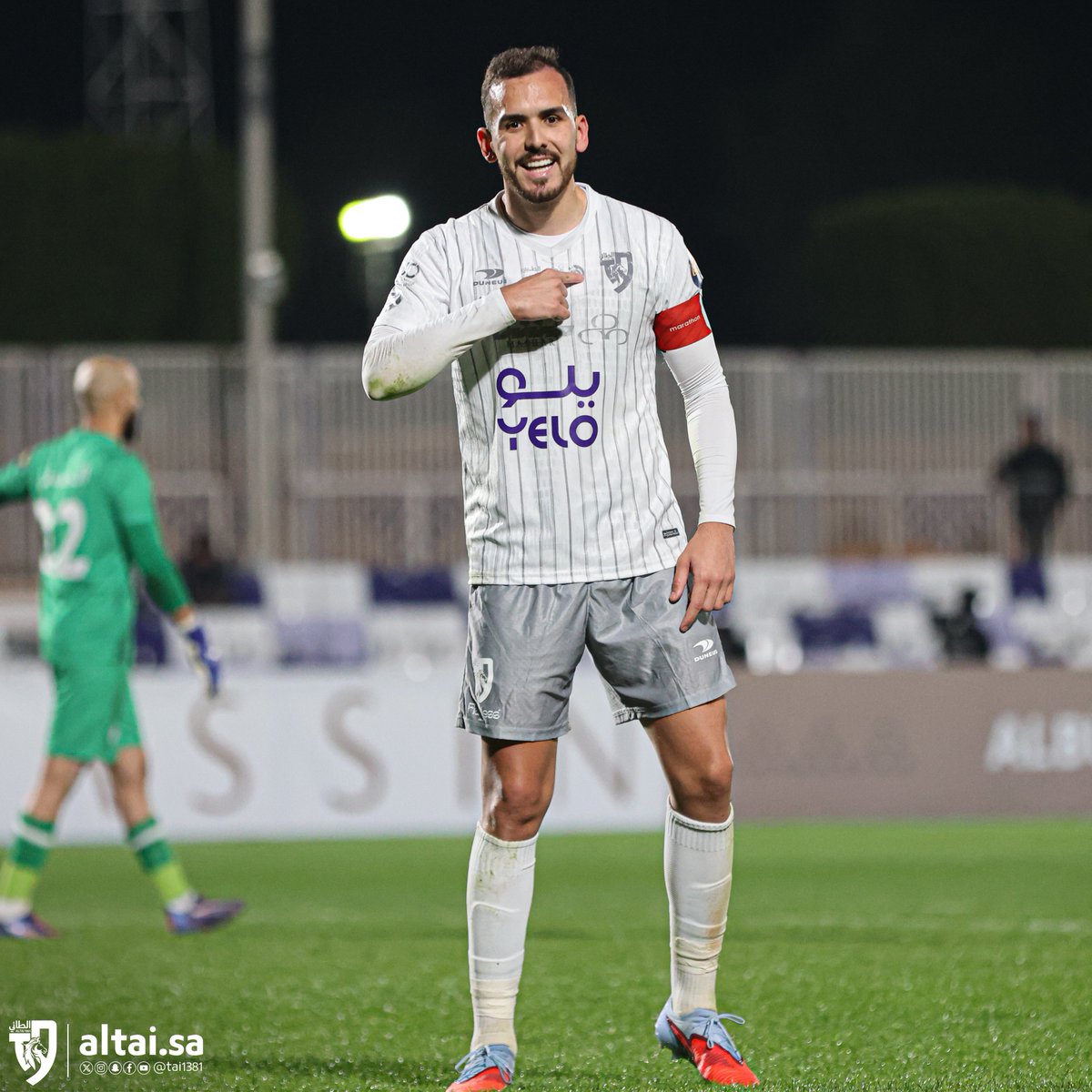 شامـخ بإسمك وفعلك ، ثابـت ولا فيه مثلك 🩶