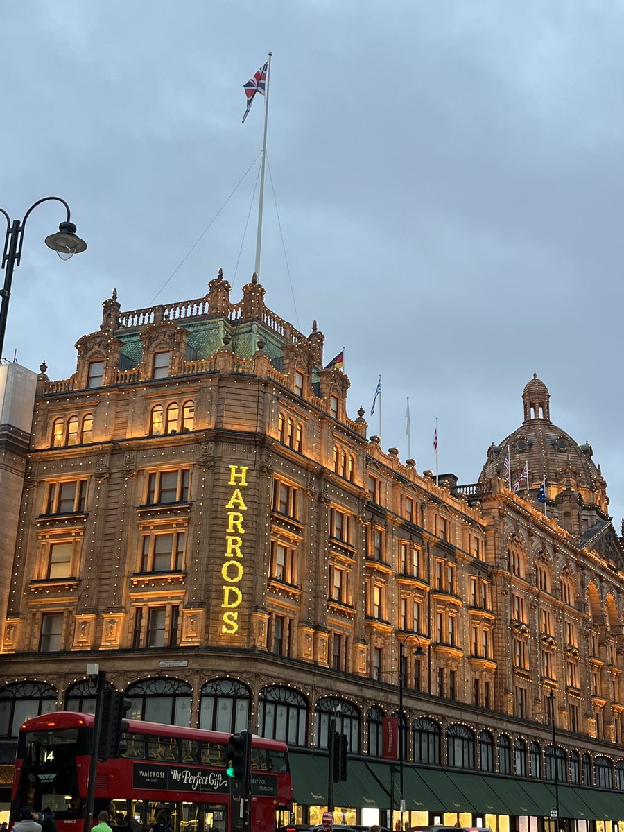 Alharithalkhal2's tweet photo. Harrods, London 🇬🇧 https://t.co/sLFlyeevkY