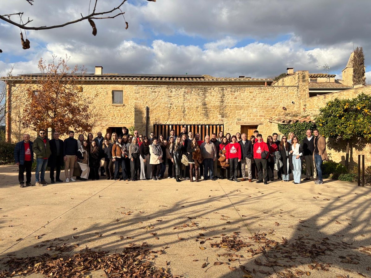 Som un gran equip 🫶

Passar estones junts i fer dinars com el d’avui, per celebrar les festes de Nadal, ens uneix, ens fa créixer i enforteix com a grup!  

Gràcies a tots i totes! 

Bones festes! ✨