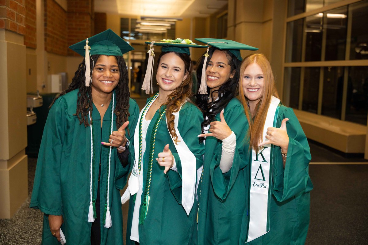 unccharlotte's tweet image. Niners, you did it! 💚🎓