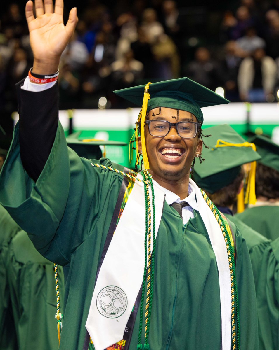 unccharlotte's tweet image. Niners, you did it! 💚🎓