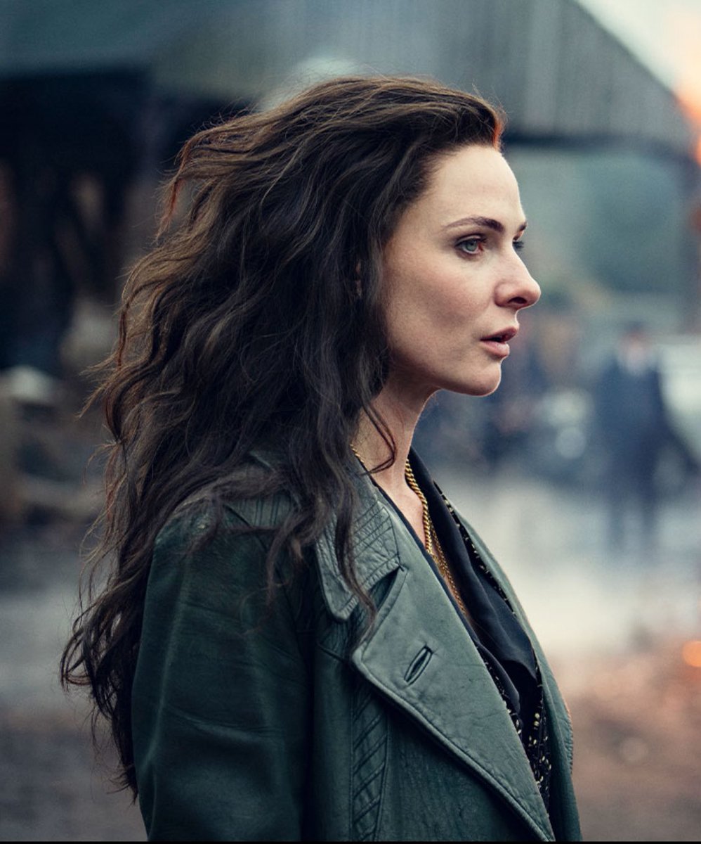 fqrcefields's tweet image. OH MY GOD . YOU GUYS ODJAMYHOD THE HAIREDTHWE HAIR AND HER NOSE AND HER HEAIR THE HAIR THE HAIR SHE LOOKS SO GOOD