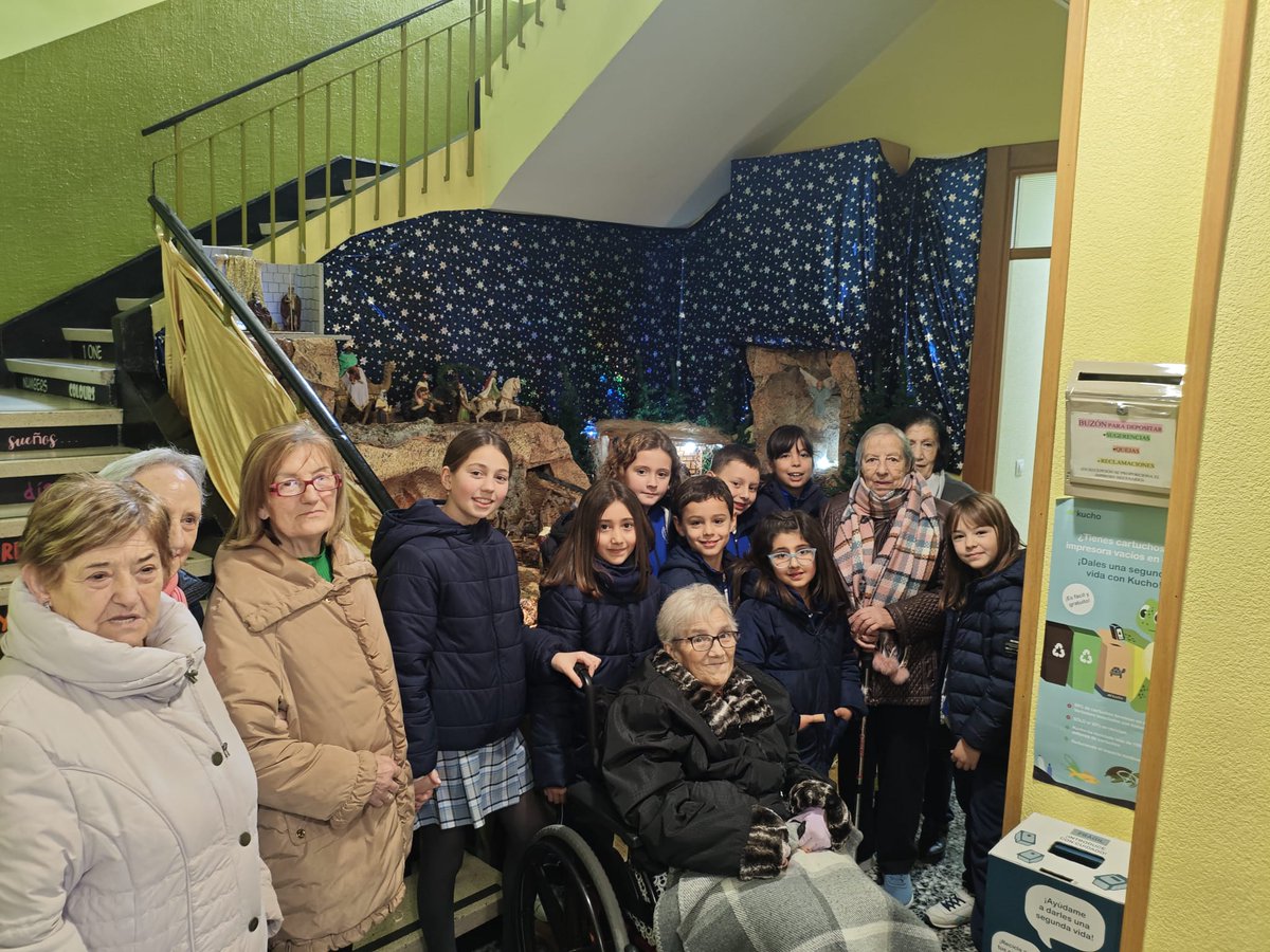 Hoy hemos recibido una visita muy especial, varios residentes de la residencia Ciudad del Bienestar han podido disfrutar del Belén de nuestro centro 🏫 Además algunos de nuestros alumnos son sus familiares y han podido acompañarlos. 😍