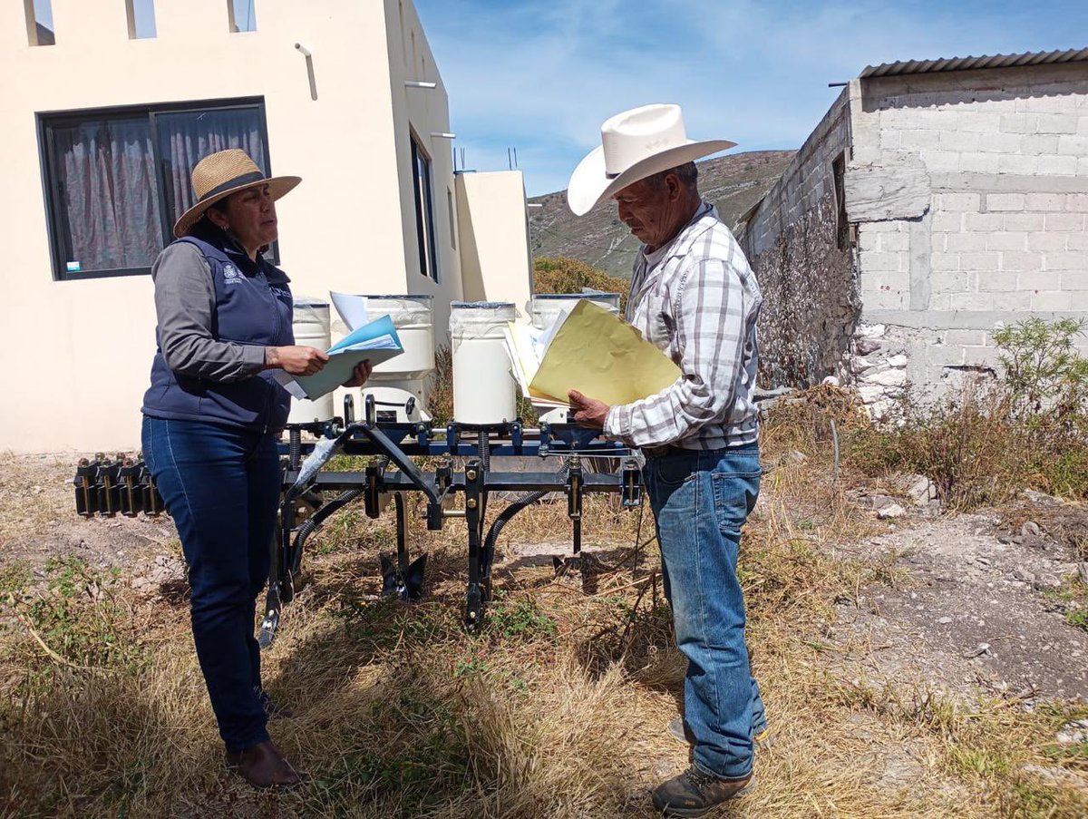 SedeaQro's tweet photo. En la #SEDEA, estamos comprometidos con dotar a nuestros productores de las herramientas que necesitan para crecer. Gracias a los apoyos del @gobqro, realizamos la entrega de una sembradora agrícola al Sr. Delfino Resendiz, productor de la localidad de La Rinconada. #CONTIGO https://t.co/WTnJRIM1u3
