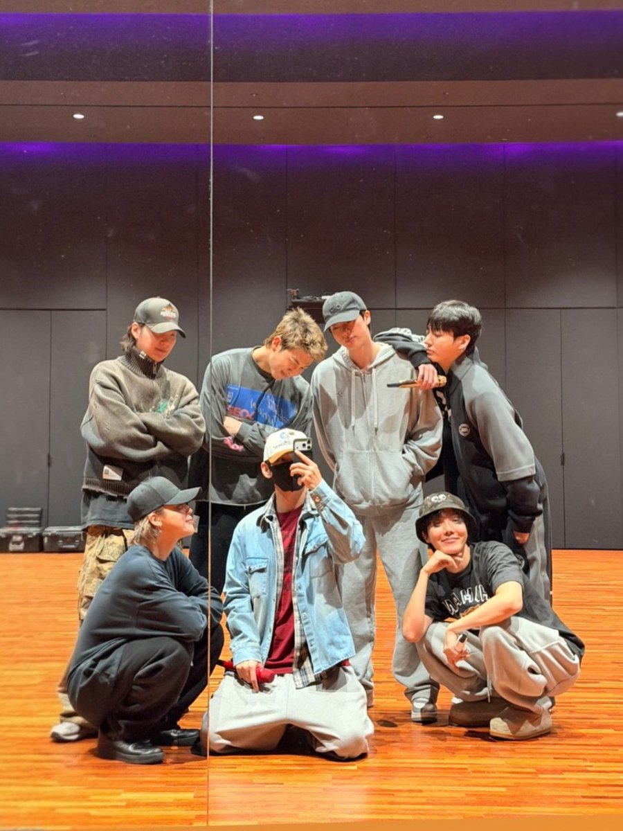 251212 태형 인스스💜 #V
운동 다녀온 사이 태형이가 올려준 7방탄 사진
아니 뭐 .. 오늘 내 생일이야? ㅋㅋㅋㅋㅋ