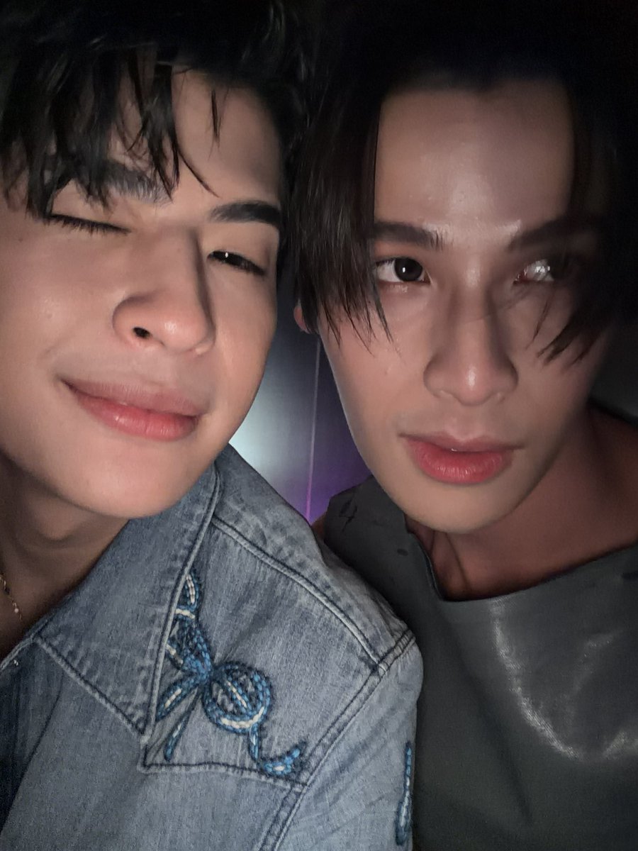 Tpkkrubs's tweet image. เดะหาว่าไม่ถ่ายรูปกับพี่ชายคนโปรด