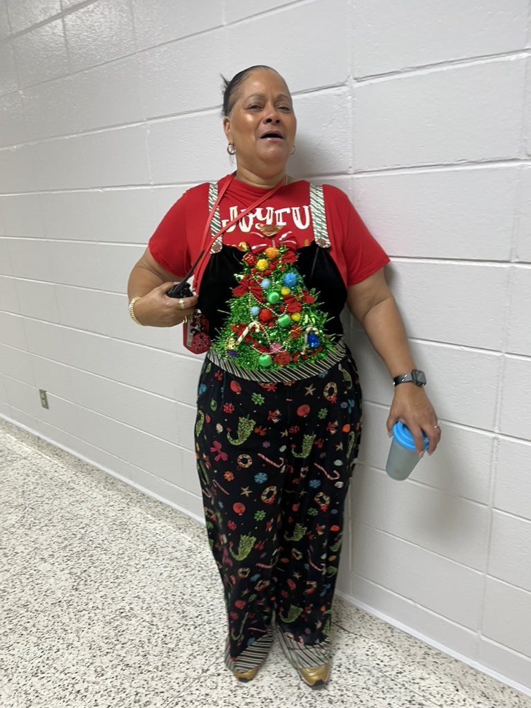 DonnaBolden10's tweet photo. πβ¨ Five days until Christmas break and the halls are extra merry β weβre all dressed as our favorite Christmas characters today! From Santas to elves to reindeer, the holiday spirit is in full swing! β€οΈπ
π¦ #HolidayCheer #CountdownToBreak #FestiveFun https://t.co/gvUklhYNvW