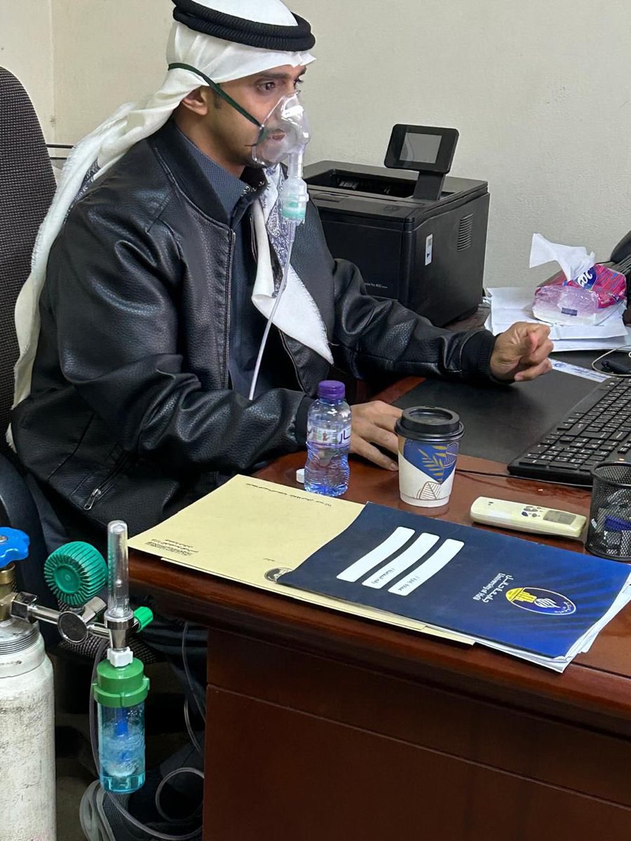 ahmadalmuhsn's tweet image. تداول منسوبو جامعة حائل عبر مجموعاتهم في تطبيق الواتساب صورة للموظف سلطان إبراهيم الشمري، من إدارة المستودعات، أثناء أدائه عمله رغم معاناته من آلام في الصدر واستخدامه جهاز بخار موصولًا بأسطوانة أكسجين.
ورفض أخذ إجازة مرضية حرصًا على استمرار تقديم الخدمة، فيما نالت مبادرته إشادة…