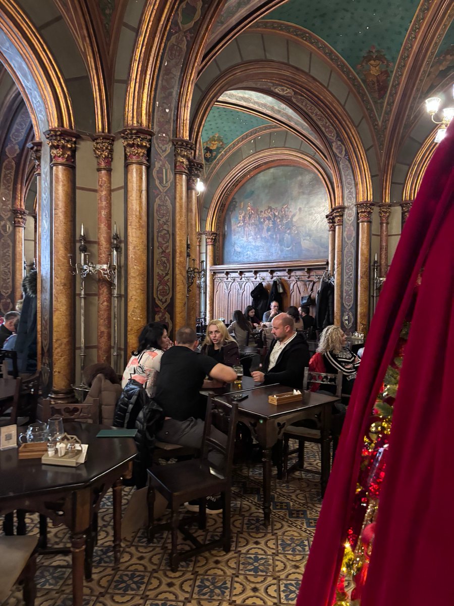 michielvan_b's tweet photo. Veel gelopen, mooi restaurant, genoeg pils en (voor een betonbak) geen heel lelijk stadion.
#Boekarest #fcsbfey #Feyenoord https://t.co/KBmOEROjSZ